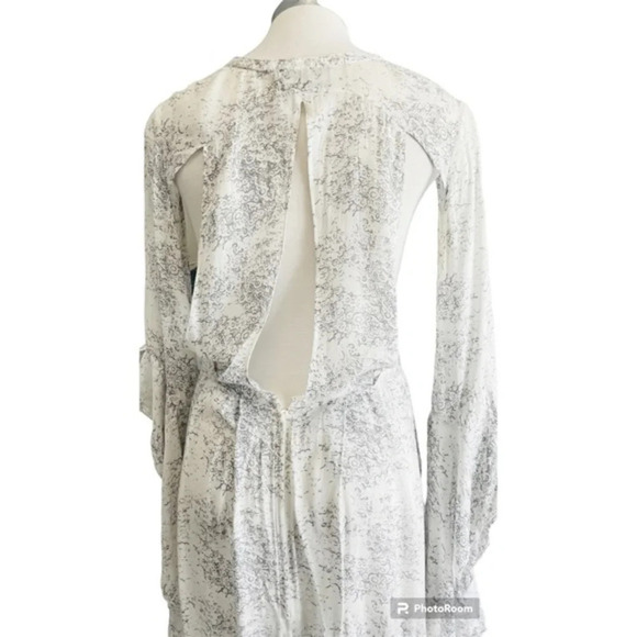 Style Stalker White Print Ruffle Bell Sleeves Lace Up Open Back Boho Dress - Picture 7 of 8